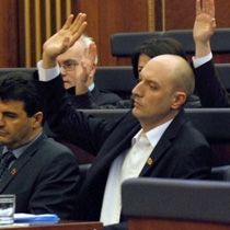 LDK ve AAK Vetëvendosje'yi Yolda Bıraktı