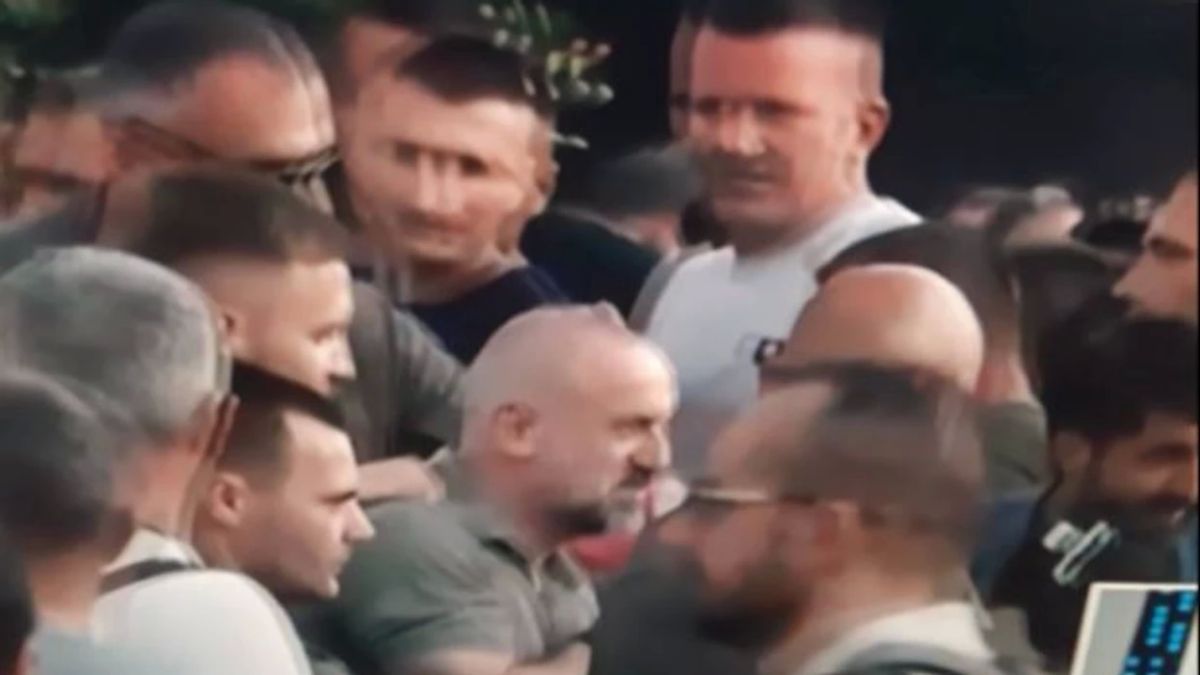 Milan Radoiçić, Vučić'in Belgrad'daki Mitinginde Görüntülendi