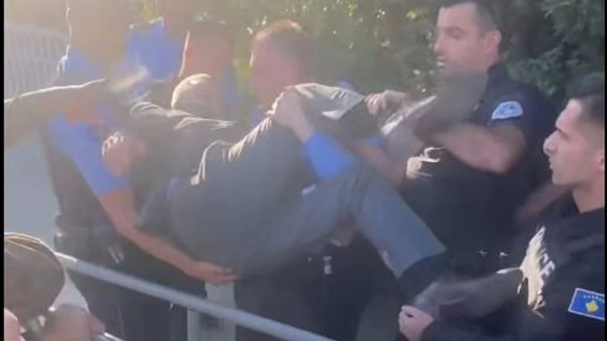 Protestocular LVV Milletvekilini Ellerinden Yakalayıp Zorla Meclis’e Soktu