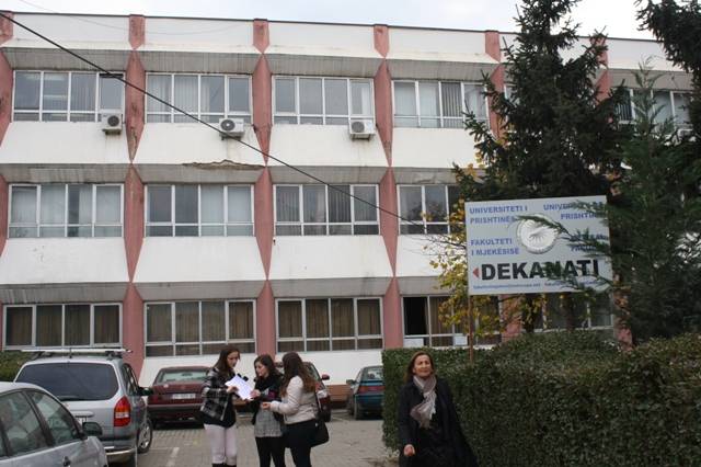 Arnavut Öğrenciler Tıp Fakültesi'ne Kaydını Yapmak İçin Türk Oldu