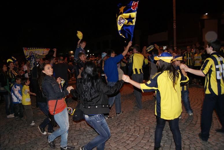 Fenerbahçe Taraftarları Şampiyonluğu Prizren'de de Kutluyor