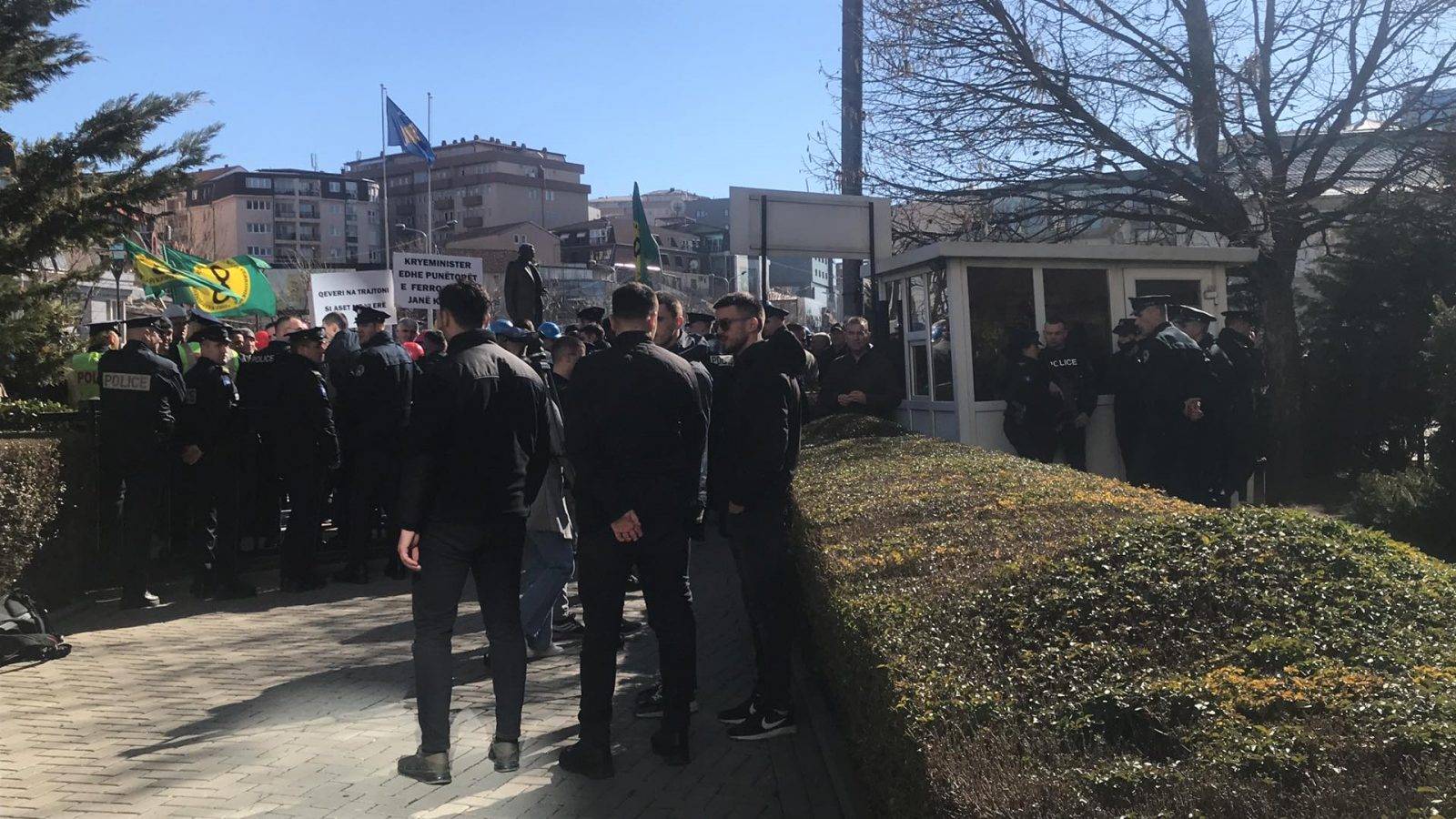 ‘Feronikel’ Çalışanları Meclis Önünde Protesto Ediyor