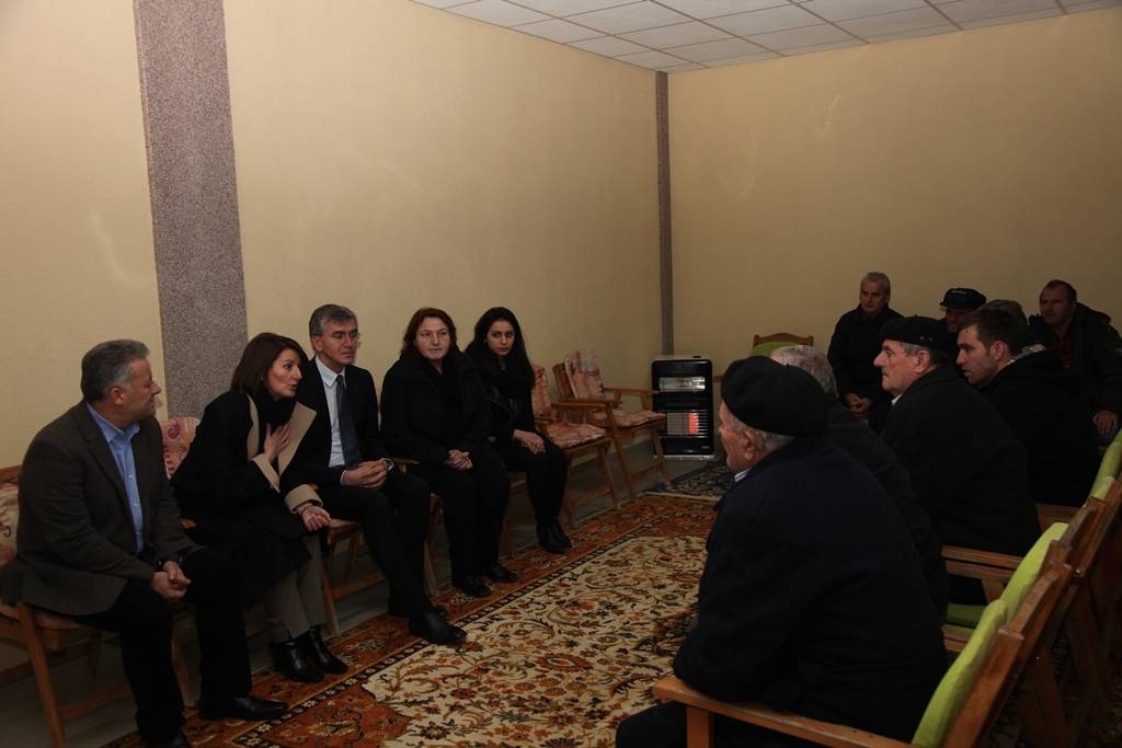 Jahjaga, Fetahu Ailesini Ziyaret Etti
