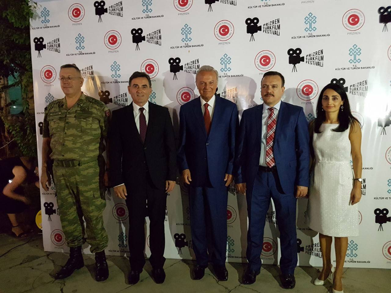 Ediz Hun'a Kosova'da 'Yaşam Boyu Başarı Ödülü' Verildi