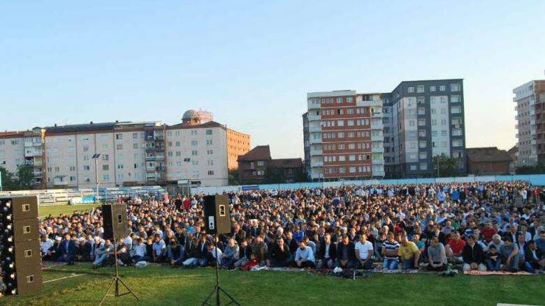 Kosova Ovası'nda Bayram Namazı Stadyumda Kılındı