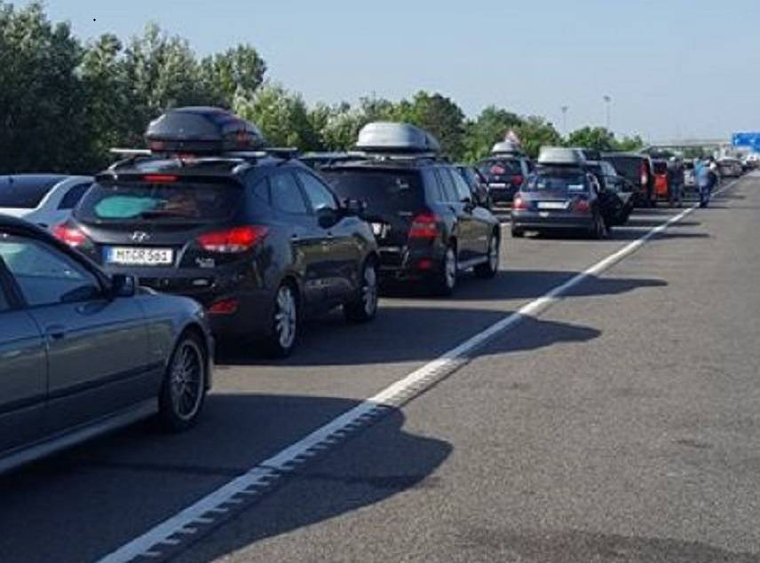 Gurbetçilerin Gidişi Nedeniyle Sınırlarda Uzun Kuyruklar Oluştu