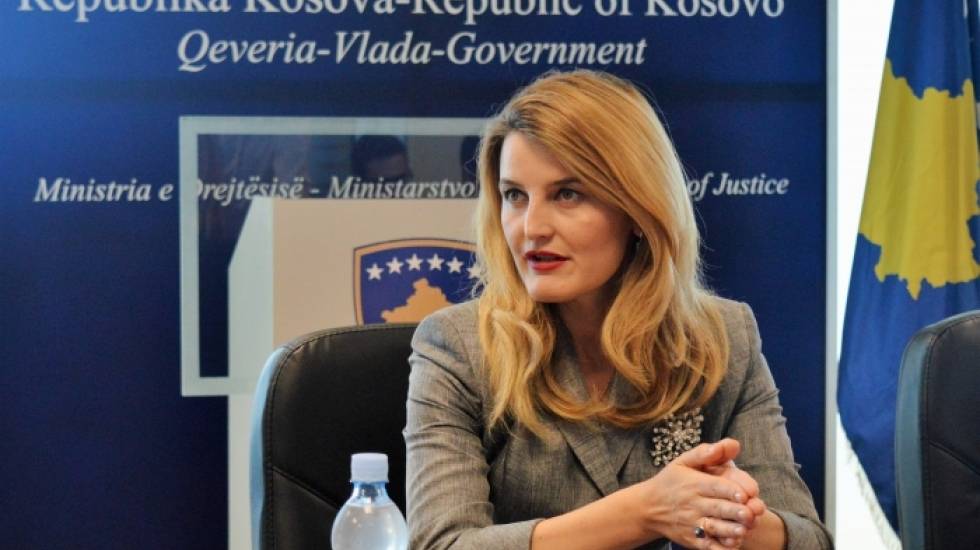 Vetëvendosje Militanları Bakan Hoxha'yı Tehdit Ediyor