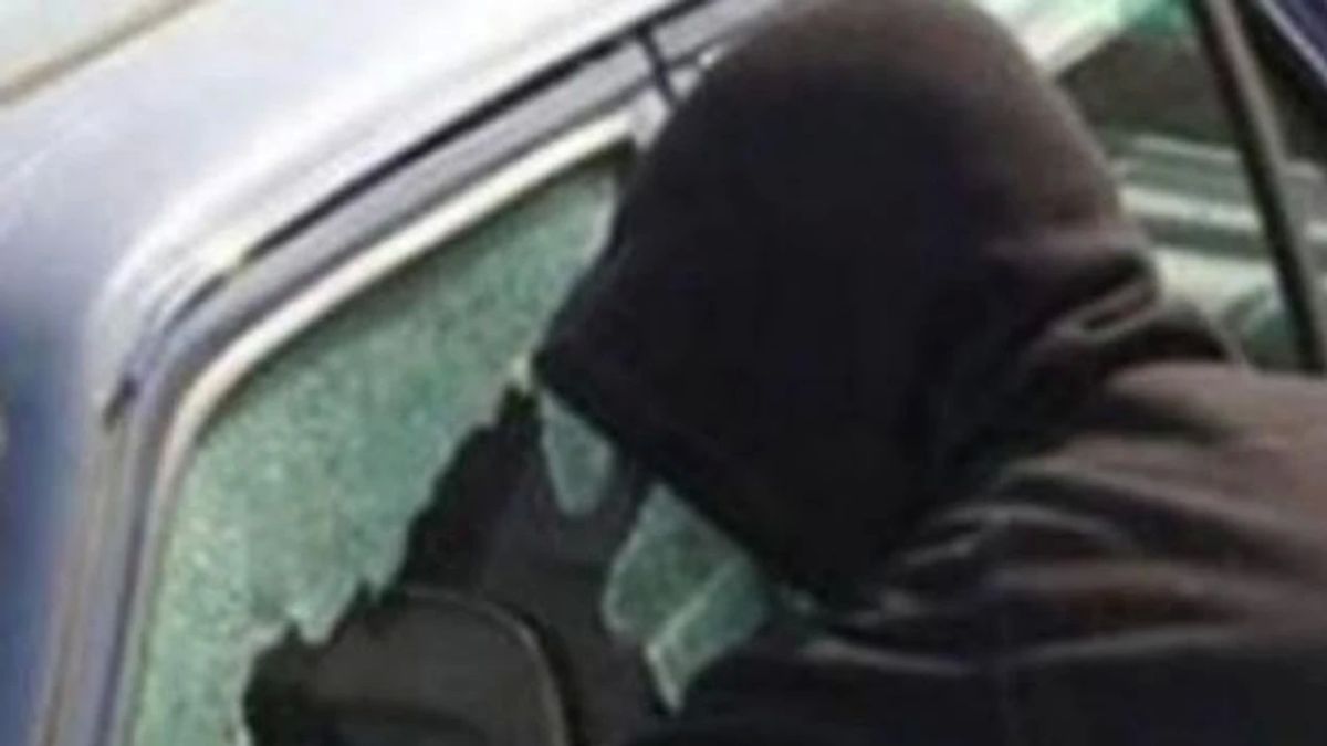 Maskeli Üç Kişi, Silah Zoruyla Mağdurun 1.500 Euro’sunu Aldı