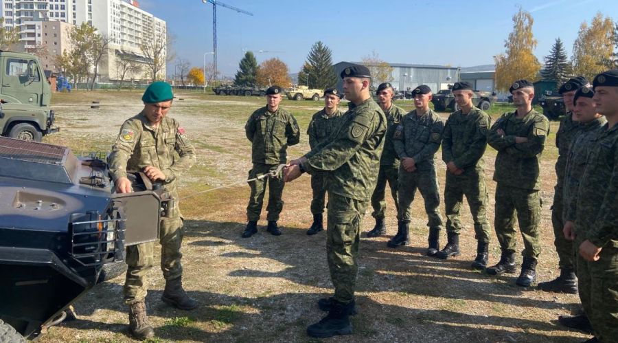 Türk Eğitmenler KGG Askerlerini Eğitiyor