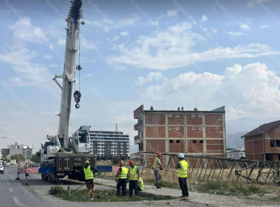 Prizren’de Trafiği Tehlikeye Atan Elektrik Direği Kaldırıldı