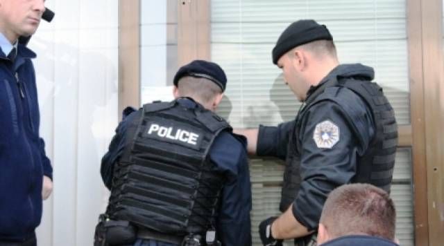 Leposaviç'te İki Polis Yaralandı