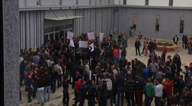 Skenderaj'da Mezuniyet Sınavı Protesto Ediliyor