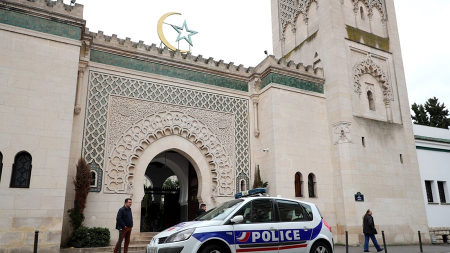 Sırplar tarafından Fransa camilerinin etrafına domuz başları yerleştirildiği iddia ediliyor