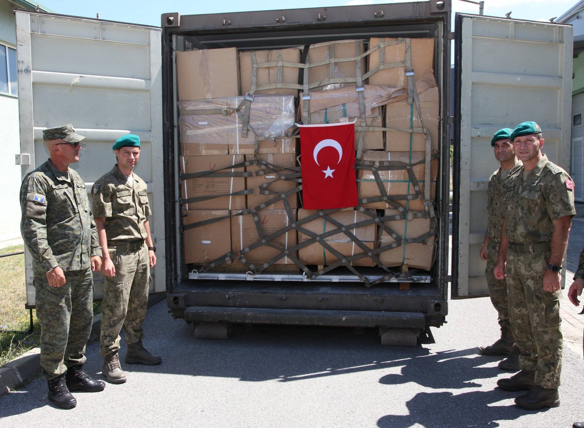 Türkiye’den KGG’ye Kar Kamuflaj Askeri Üniforma Bağışı