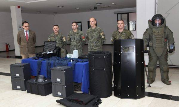 Almanya, KGG'ye Bombadan Koruma Üniforması Bağışladı