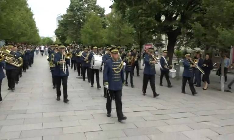 Priştine’nin Kurtuluşu İçin KGG’den Meydanlarda Geçit