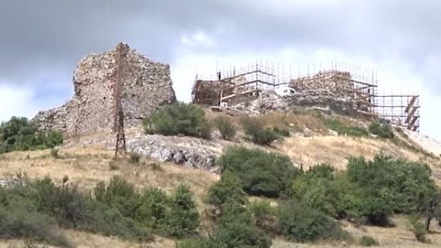 Nobırda Kalesi'nde Hazine Arıyorlar