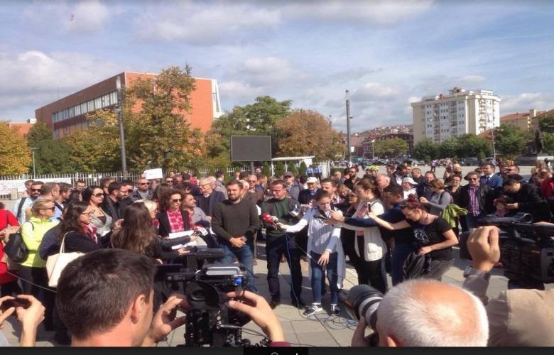 Gazeteciler Hükümet ve Meclis Binası Önünde Protesto Etti