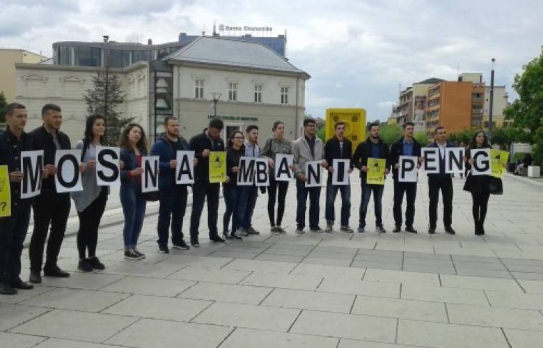 Gençler: "Bizi Rehin Tutmayın"