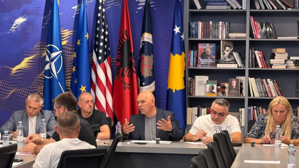 Kosova Tamamen Kilitlenme Riskiyle Karşı Karşıya, Anayasa Göz Ardı Ediliyor