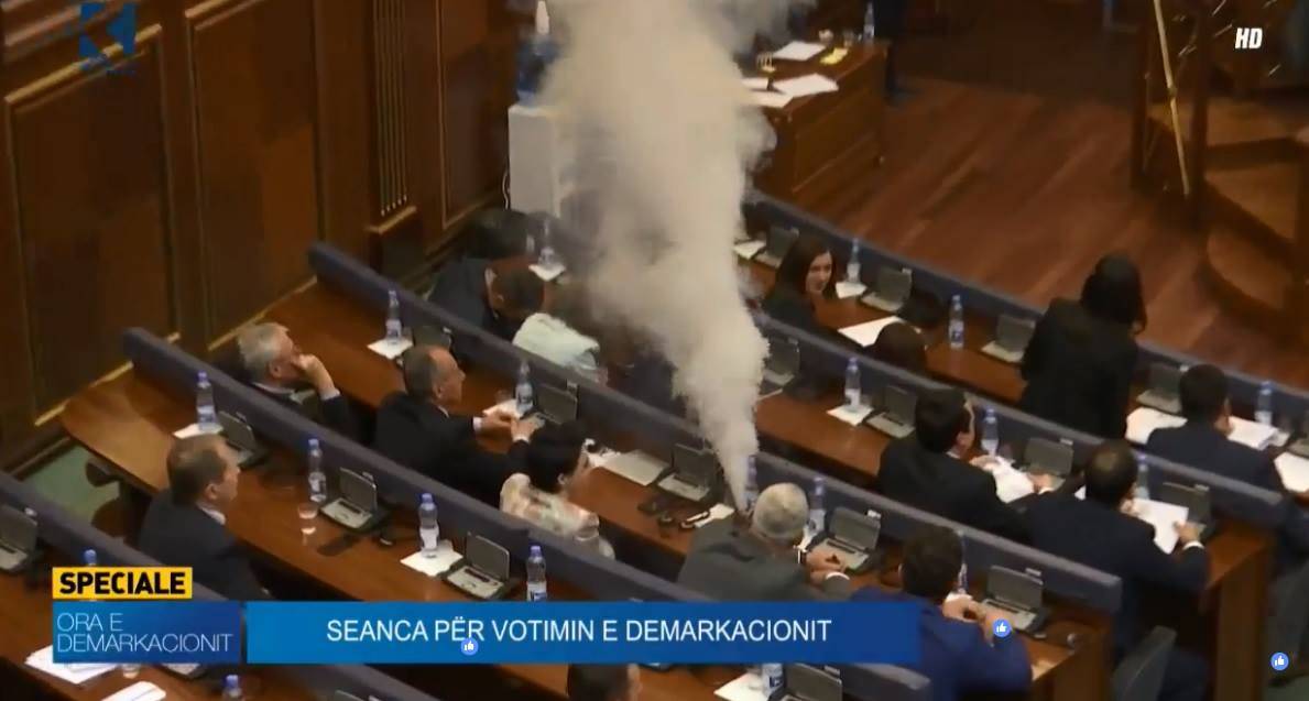 Meclise Göz Yaşartıcı Atıldı