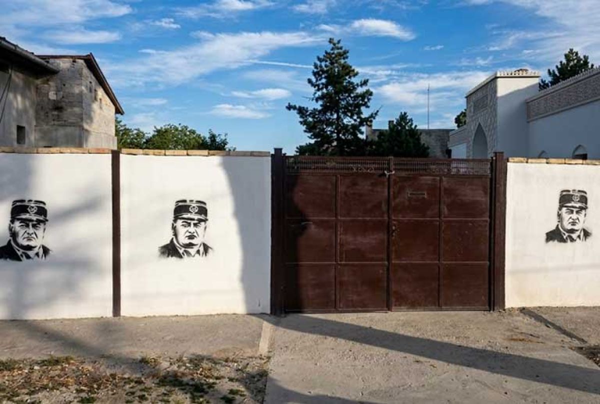 Sırbistan’ın Sombor Kentinde İslam Birliği (Müftülük) Binasına Ratko Mladić Grafitisi Çizildi