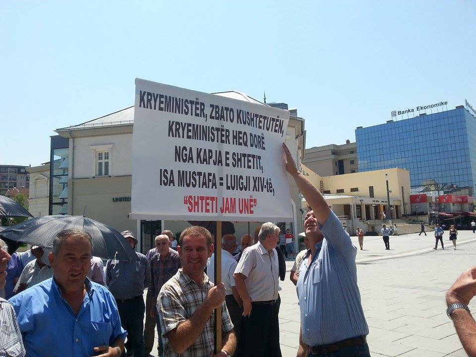Grevden Hükümet Binası Önünde Protestoya Geçtiler