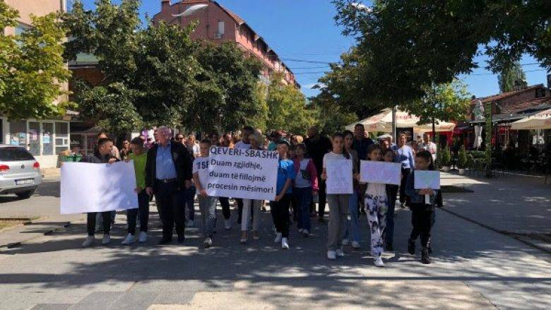 İpek’te Öğrenciler ve Veliler Yürüyüş Yaparak Derslerin Yarın Başlamasını İstedi