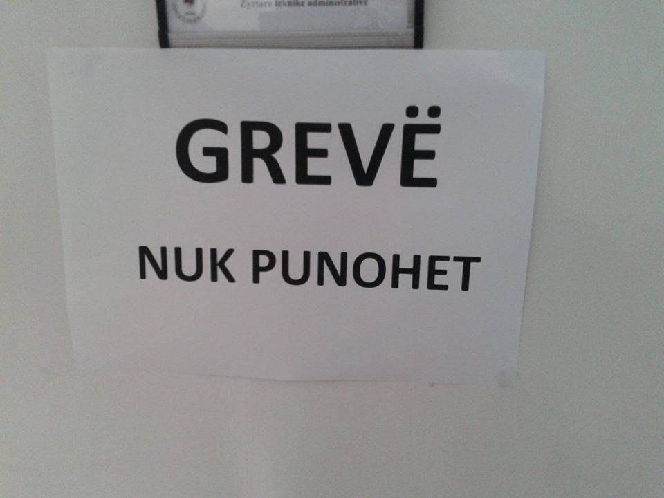 Priştine Üniversitesi Grevde