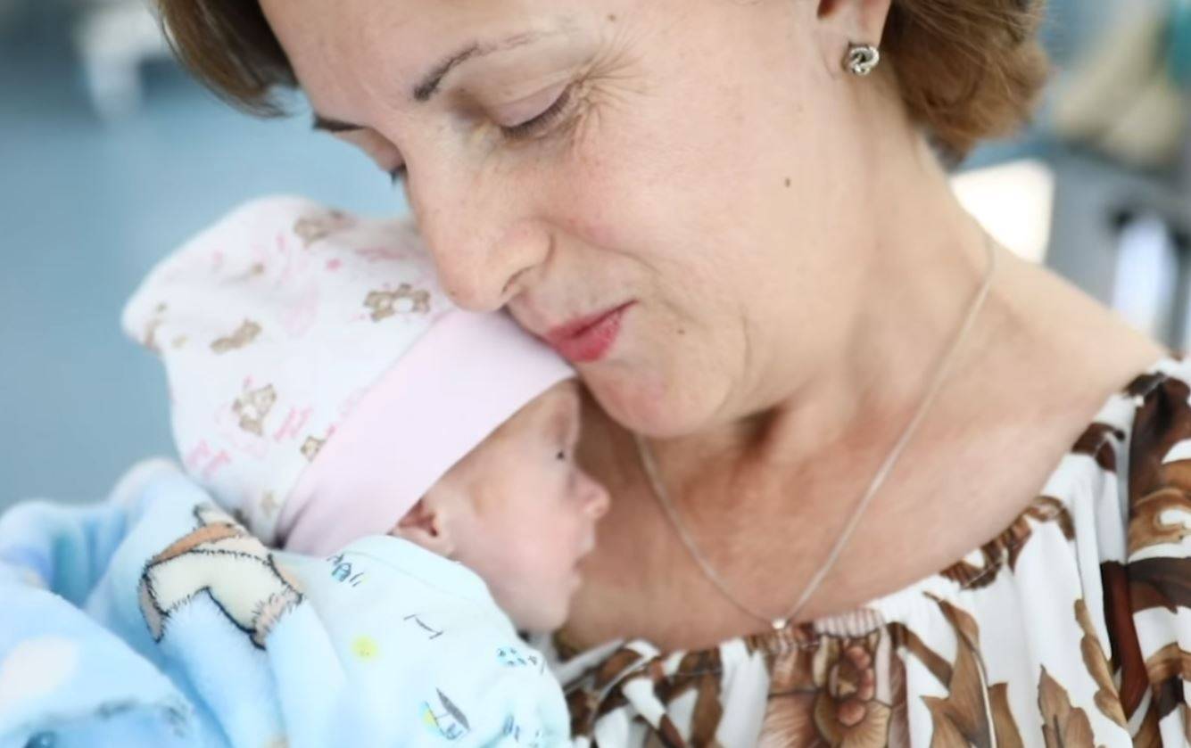 52 Yaşındaki Priştineli Bir Kadın İlk Kez Anne Oldu