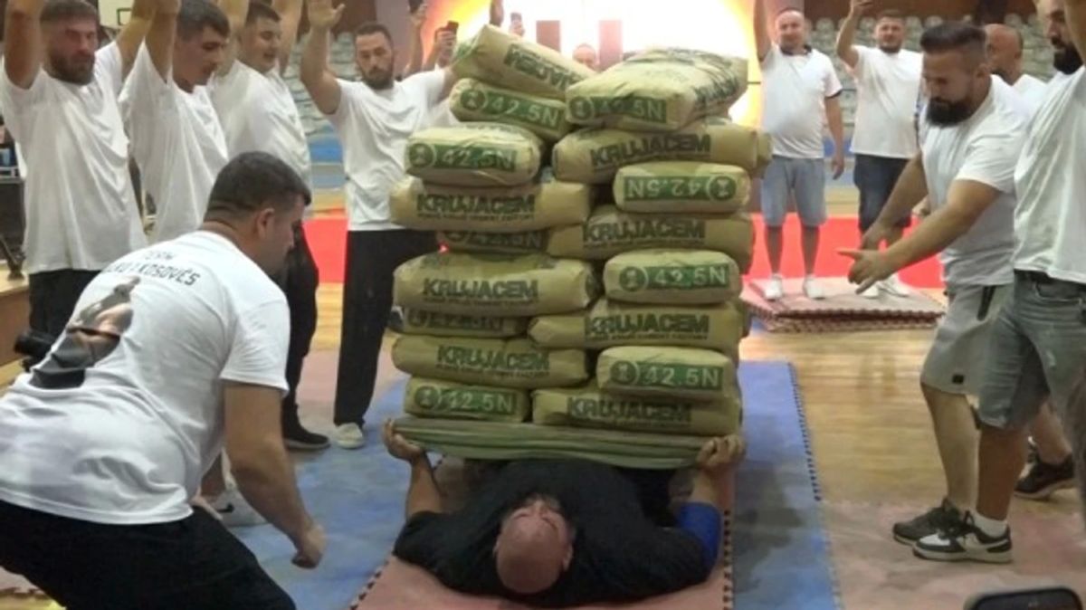 Kosova Guinness Rekorlar Kitabı'nda: Bujar Muli 2.000 Kilogram Taşıdı