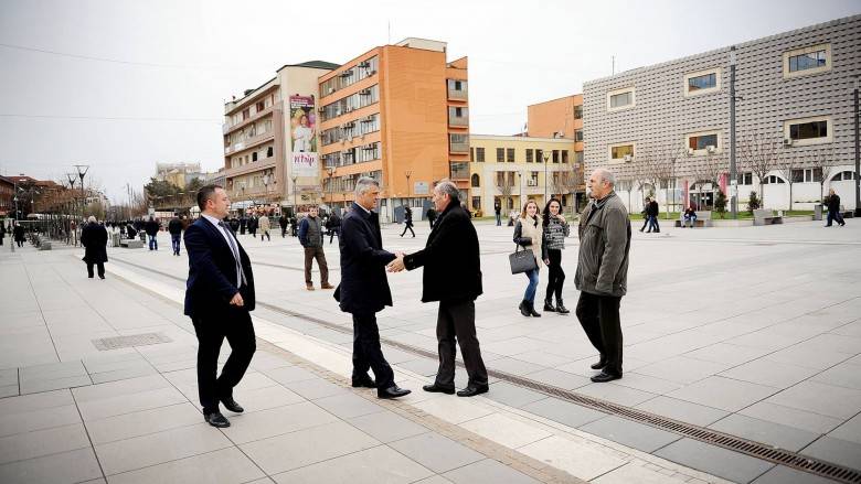 Thaçi Priştine Merkezinde Gezerek Vatandaşlarla Selamlaştı