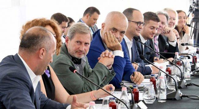Hahn, Durrës’ta Nelerin Görüşüldüğünü Açıkladı