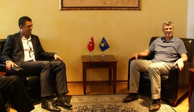 Başbakan Thaçi Türk Futbolcu Hakan Şükür'ü  Kabul Etti