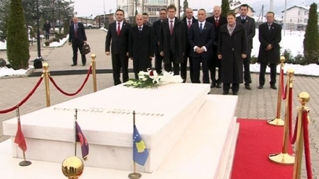 Haradinaj Merhum Rugova'yı Mezarı Başında Andı