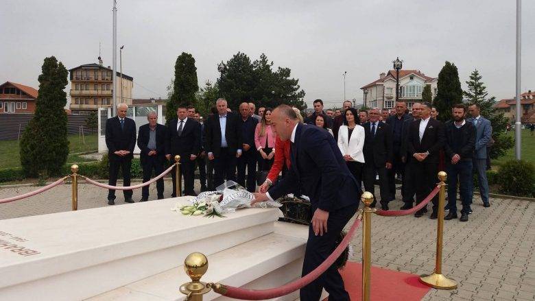 Haradinaj, Rugova ve Zahir Pajaziti'nin Mezarını Ziyaret Etti