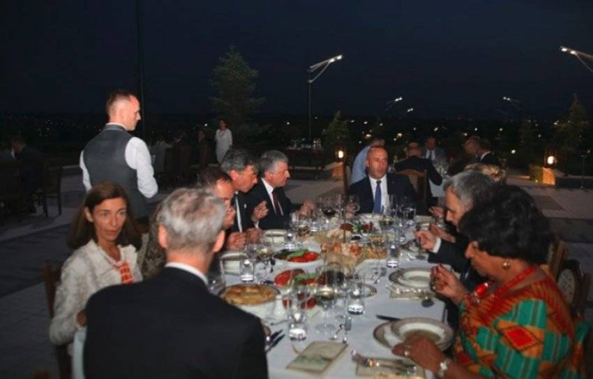 Pacolli İftarında Başbakan Şarap İçti