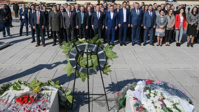 Haradinaj ve Bakanlar Prekaz’da Saygı Duruşunda