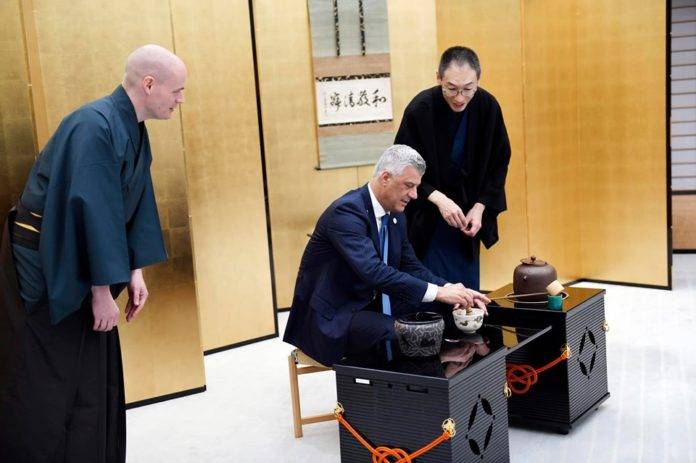 Thaçi, Japonya’da Çay Hazırladı