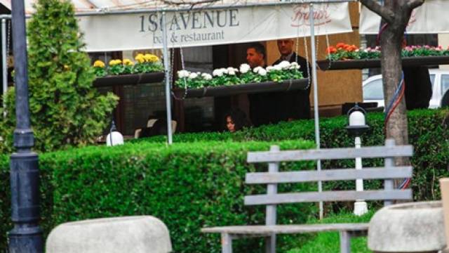 Thaçi,  Protesto Öncesinde Priştine Merkezinde Kahve İçiyor