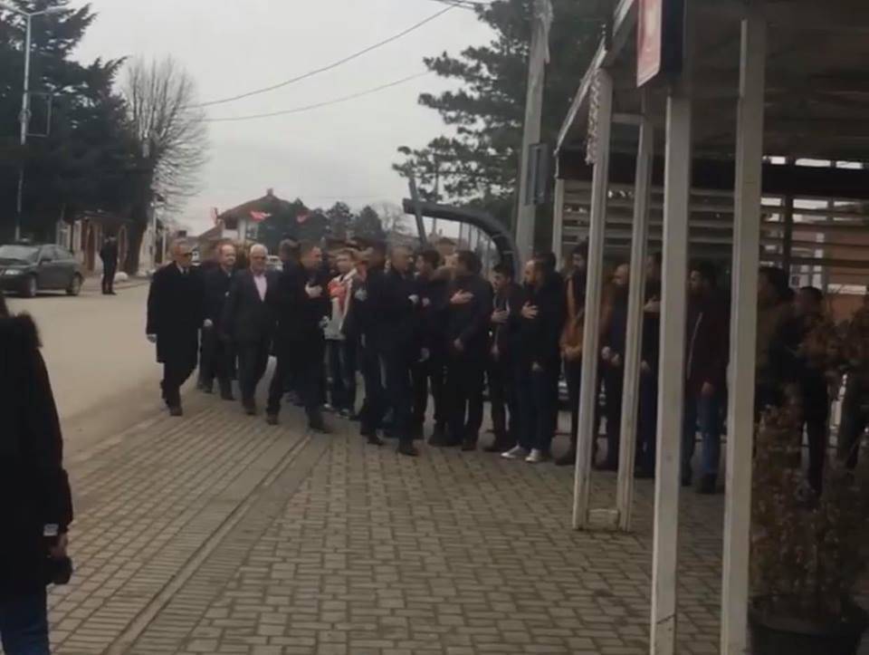 Thaçi Şehit Polisin Ailesini Ziyaret Etti