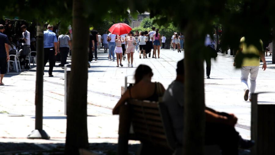 Hava Güneşli, Yer Yer Yağmurlu