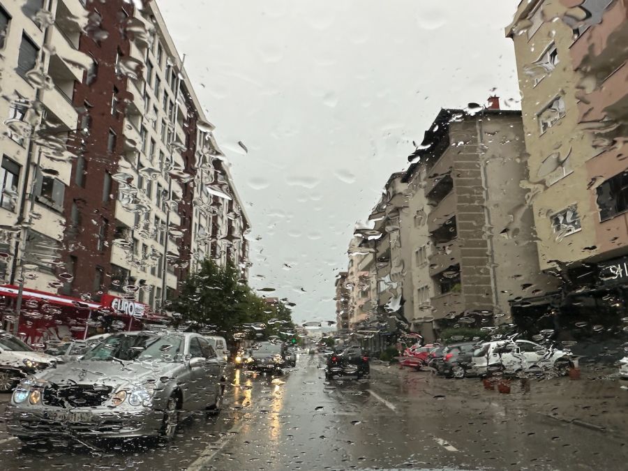 Bugün Hava Bulutlu ve Yer Yer Sağanak Yağışlı