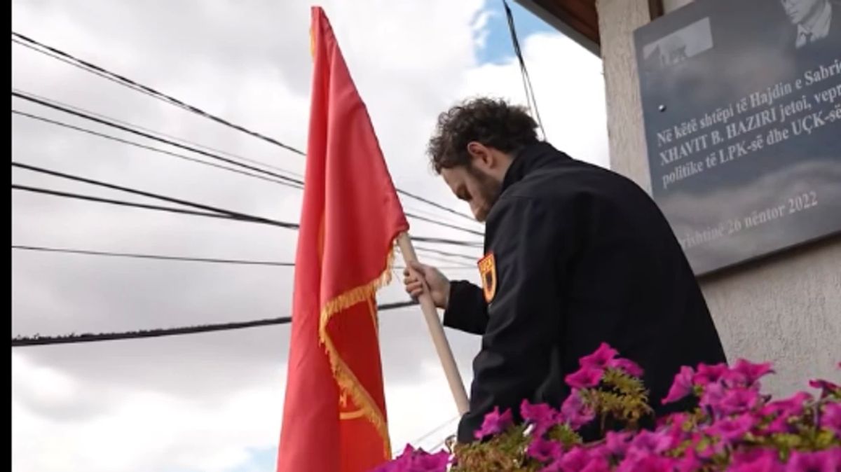 "Kosova'yı UÇK Bayraklarıyla Donatalım, Sen de Evine As"