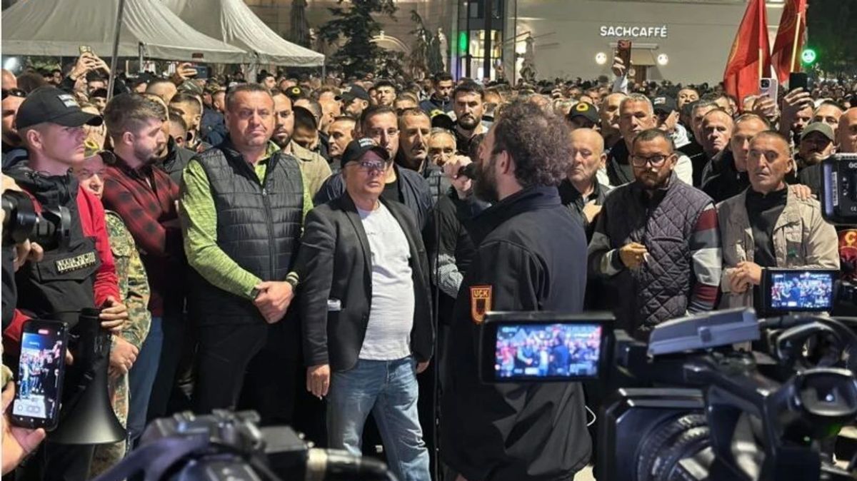Haziri’den Protestoculara Çağrı: “Piroteknik Malzemeleri Polise Doğru Atmayın”
