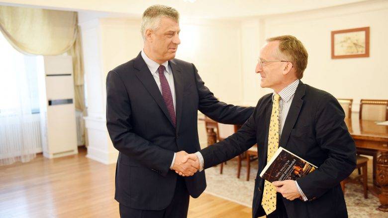 Thaçi, Malcom'a Madalya Takdim Etti