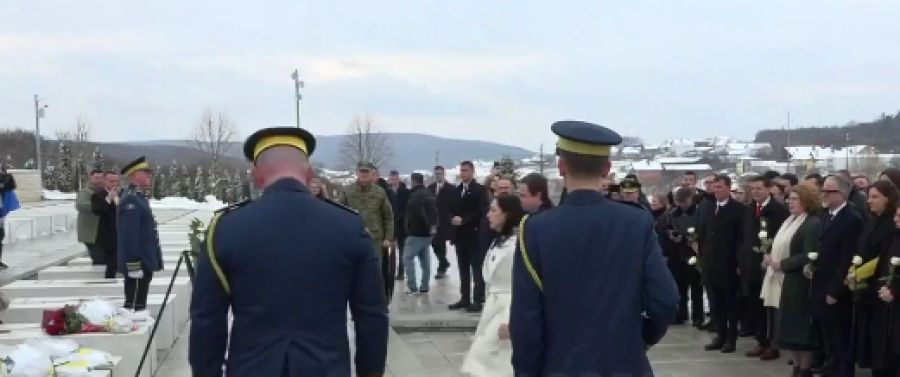 Devlet Yetkilileri Prekaz’da Saygı Duruşunda Bulundu