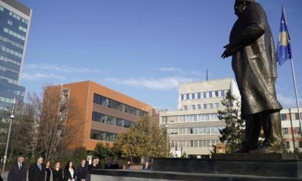 Osmani ve LDK’lı Bakanlar Rugova’nın Anıtında Saygı Duruşunda