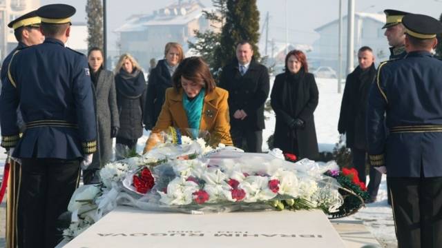 Jahjaga, Rugova'yı Mezarı Başında Saygıyla Andı