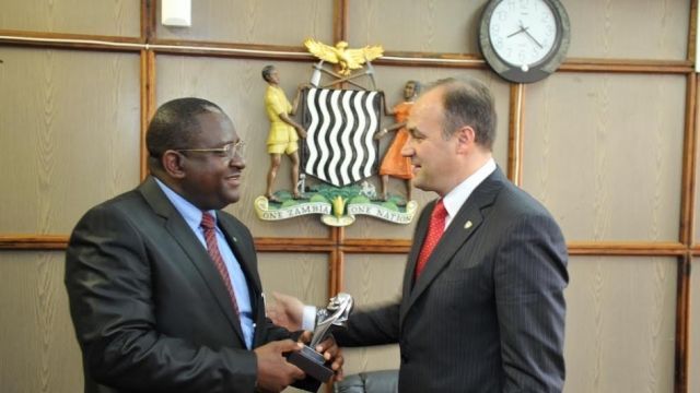 Hoxhaj  Tanınmalar İçin Afrika'da